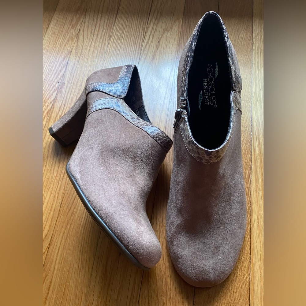 NWOT Aerosoles Suede Heeled Booties